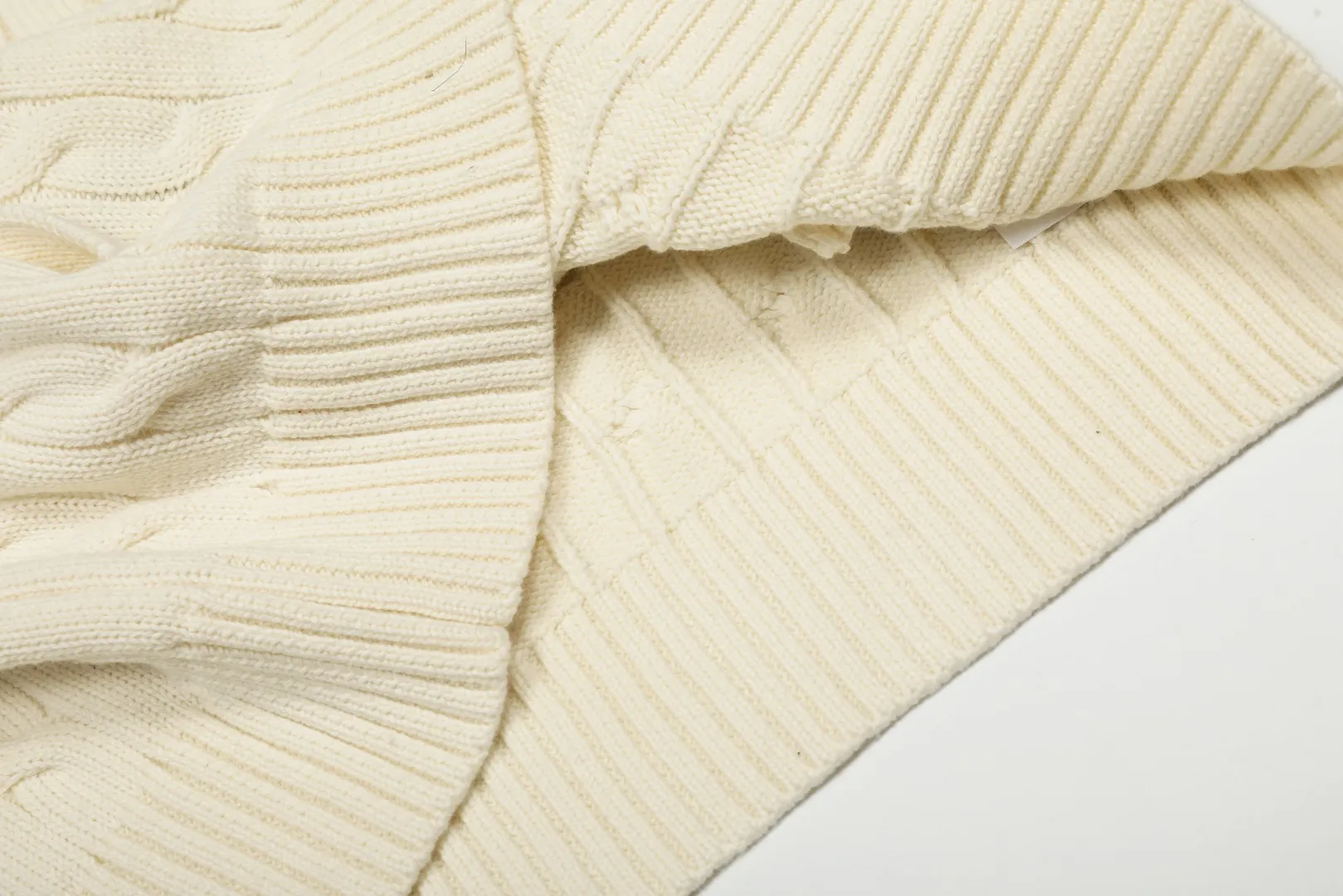 P260 Top quality" Style number: DS814# (not off the shelves all year round) [Ralph Lauren full zipper solid color pony embroidered logo twist knitted sweater jacket] ✅Ralph Lauren Ralph Lauren full zipper classic basic versatile style unisex couple knitted sweater autumn and winter coat ✅Main supplier platform live broadcast Wholesale entities Replacement when out of stock Not off the shelf ✅ZP quality 1:1 version Scan the code to enter the GF website Counter quality ✅Details and quality are the only one in Guangzhou. Imported quality cotton yarn focuses on high-end and cost-effective. Needless to say good quality. ✅The version is restored to the original order. The maximum size can be worn up to 200 pounds. Loose, comfortable and stress-free. ✅The upper body is simple and easy to match. A must-have item for ootd. Good-looking clothes are never picky. Recommended must-have items in the wardrobe. Size: S-XL. Color: Black and red, milky white, gray blue, khaki, navy red label, Ankora red.
